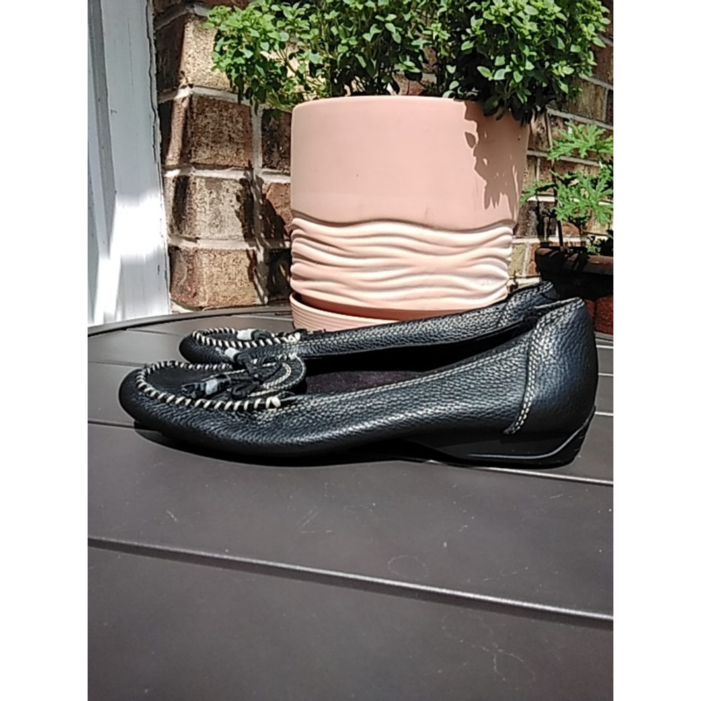 Bare Traps Black Leather Heart Bow Loafers Size 6.5M Casual Chic - Picture 4 of 13